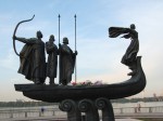 Украина. Памятник легендарным основателям Киева: в ладье трое братьев - Кий, Щек, Хорив и их сестра Лыбедь. Украина. Памятник легендарным основателям Киева: в ладье трое братьев - Кий, Щек, Хорив и их сестра Лыбедь.