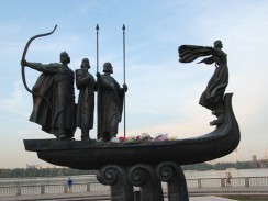 Украина. Памятник легендарным основателям Киева: в ладье трое братьев - Кий, Щек, Хорив и их сестра Лыбедь.