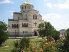 Владимирский собор рядом с руинами древнего Херсонеса. Севастополь. Украина. Владимирский собор рядом с руинами древнего Херсонеса. Севастополь. Украина.