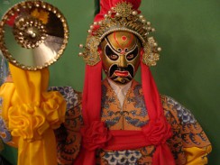 Китай. Декоративная кукла — персонаж Пекинской оперы. Китай. Декоративная кукла — персонаж Пекинской оперы.