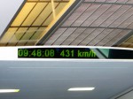 Электронное табло в вагоне скоростного поезда