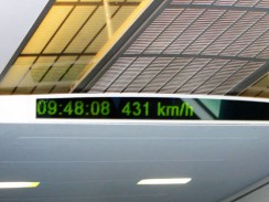 Электронное табло в вагоне скоростного поезда. Шанхай. Китай.