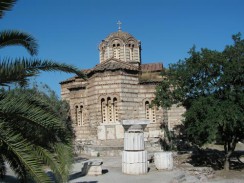 Греция. Афины. Византийский Храм Святого Георгия на горе Ликавиттос Греция. Афины. Византийский Храм Святого Георгия на горе Ликавиттос