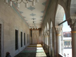 Внутренний двор мечети Коджатепе. Анкара. Турция.