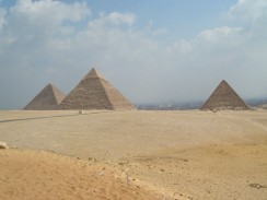 Египет. Каир. В центре - пирамида Хефрена. Слева - пирамида Хеопса. Справа - пирамида Микерина