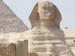 Длина Большого Сфинкса - 73 метра, высота - 20 метров. Каир. Египет.