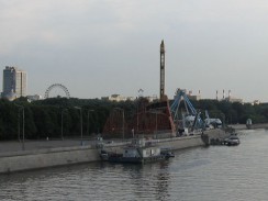 Россия. Река Москва. Вид с Крымского моста на Парк им. Горького.
