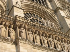 Франция. Париж. Над порталами вдоль всего фасада здания Нотр-Дама протянулся зубчатый карниз.