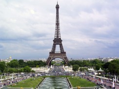 Франция. Париж. Сегодня Эйфелева башня используется телевидением, радиовещанием и сотовой связью