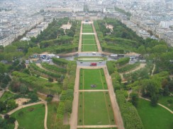 Франция. Париж. Вид с Эйфелевой башни на городской публичный парк Марсово поле. Франция. Париж. Вид с Эйфелевой башни на городской публичный парк Марсово поле.