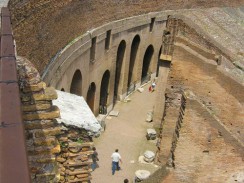 Италия. Рим. Под ареной Колизея были спрятаны клетки для зверей Италия. Рим. Под ареной Колизея были спрятаны клетки для зверей