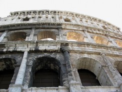 Италия. Рим. Нынешнее состояние Колизея — результат влияния времени