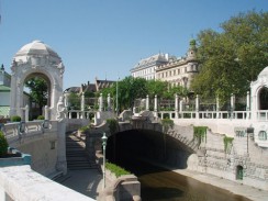 Австрия. Вена. Мостик через реку.