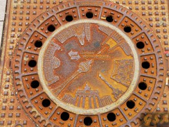 Германия. Берлин. Люк на тротуаре Германия. Берлин. Люк на тротуаре