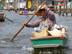 Таиланд. Бангкок называют «Восточной Венецией» из-за большого количества водных каналов. Таиланд. Бангкок называют «Восточной Венецией» из-за большого количества водных каналов.