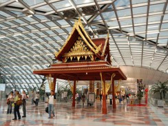 Таиланд. Бангкок. Интерьер одного из залов аэропорта Suvarnabhumi International