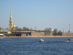 Россия. Одна из главных достопримечательностей Санкт-Петербурга на Заячьем острове — Петропавловская крепость.