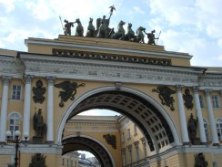 Триумфальная арка на Дворцовой площади. Санкт-Петербург. Россия.