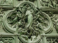 Италия. Милан. Ворота Duomo di Milano — настоящий шедевр тонкой обработки металла