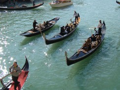 Длина гондолы составляет 11,05 метров, ширина 1,4 метра. Венеция. Италия.