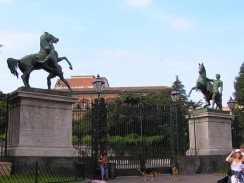 Италия. Перед воротами Королевского дворца в Неаполе установлены конные статуи с Аничкова моста в Санкт-Петербурге.