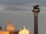 Колонна с изображением крылатого венецианского льва. Венеция. Италия