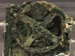 Антикитерский механизм. Национальный археологический музей. Афины. Греция