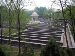 Китай. Пекин. Лабиринт в Императорских садах Юаньминъюань.
