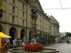 Швейцария. Берн. Фонтан «Пожиратель детей»