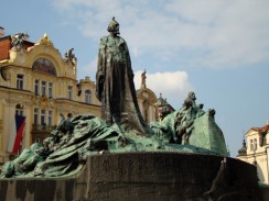 Памятник Яну Гусу в центре Староместской площади. Прага. Чехия.