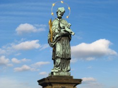 Бронзовая статуя святого Яна Непомуцкого на Карловом мосту. Прага. Чехия.