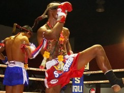 Таиланд. Бангкок. Бойцы тайского бокса заходят на ринг