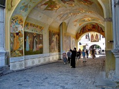 Святые ворота — вход в Троице-Сергиеву Лавру. Сергиев Посад. Россия.