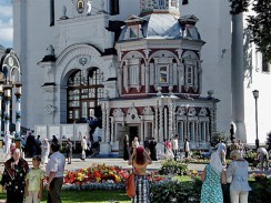 Успенский кладезь с часовней в Троице-Сергиевой Лавре. Сергиев Посад. Россия.