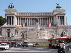 Италия. Рим. Витториано — монумент в честь первого короля объединённой Италии Виктора Эммануила II Италия. Рим. Витториано — монумент в честь первого короля объединённой Италии Виктора Эммануила II